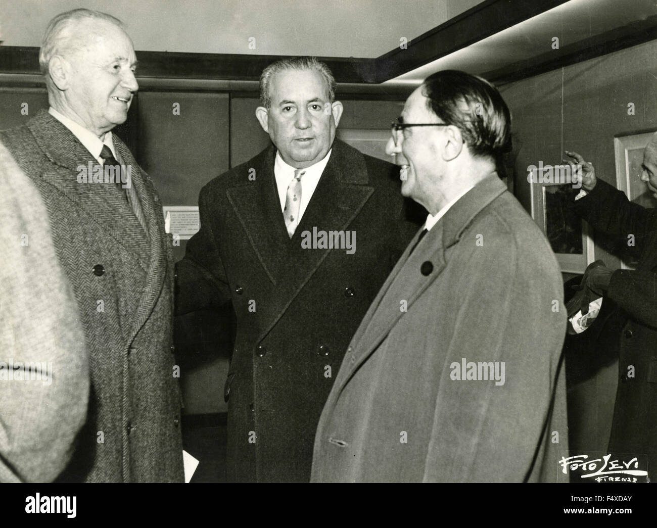 Italienischen Maler Francesco Piredda und Carmelo Floris mit Herrn Renato Zavataro, Präsident des Kreises bildende Kunst-Haus von Dante, Florenz, Italien Stockfoto