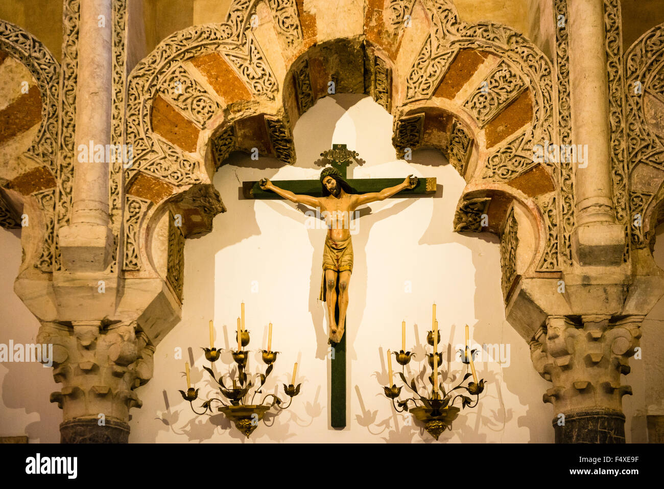 Cordoba, 18. Dezember 2013 der Mezquita in Cordoba. im Inneren finden Sie die Kathedrale Notre-Dame der Himmelfahrt.   Foto Kees M Stockfoto