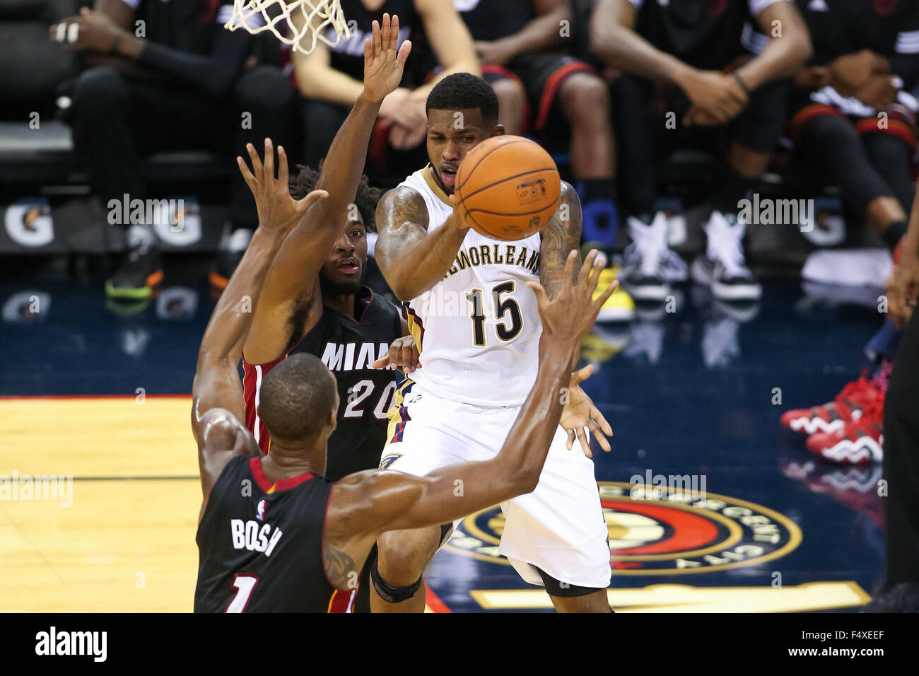 New Orleans, LA, USA. 23. Oktober 2015. New Orleans Pelikane weiterleiten Alonzo Gee (15) den Ball während des Spiels zwischen den Miami Heat und New Orleans Pelikane im Smoothie King Center in New Orleans, Louisiana Stephen Lew/CSM/Alamy Live-Nachrichten Stockfoto