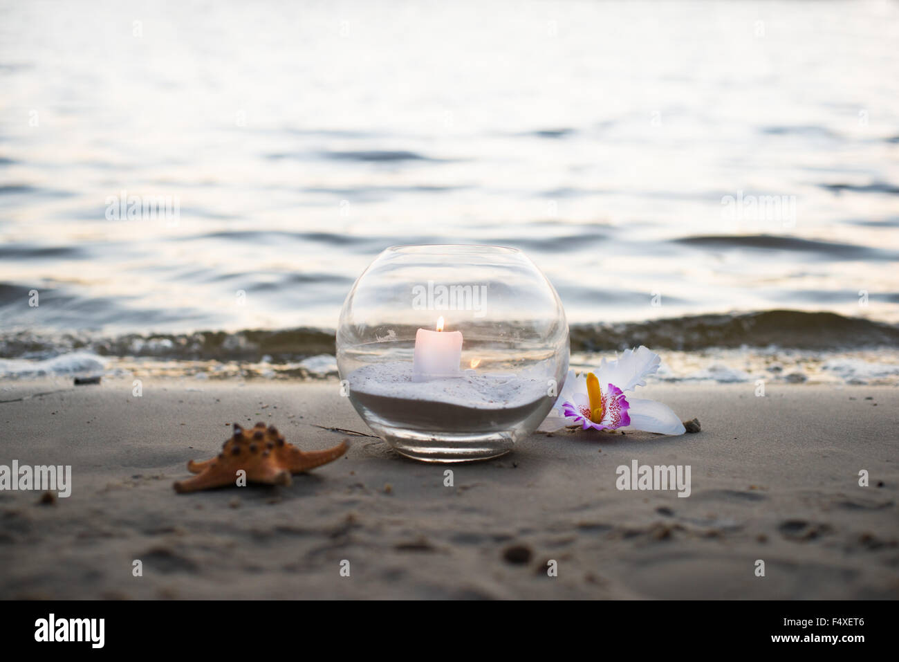 Eine Kerze am Meer, Wellness-Thema Stockfoto