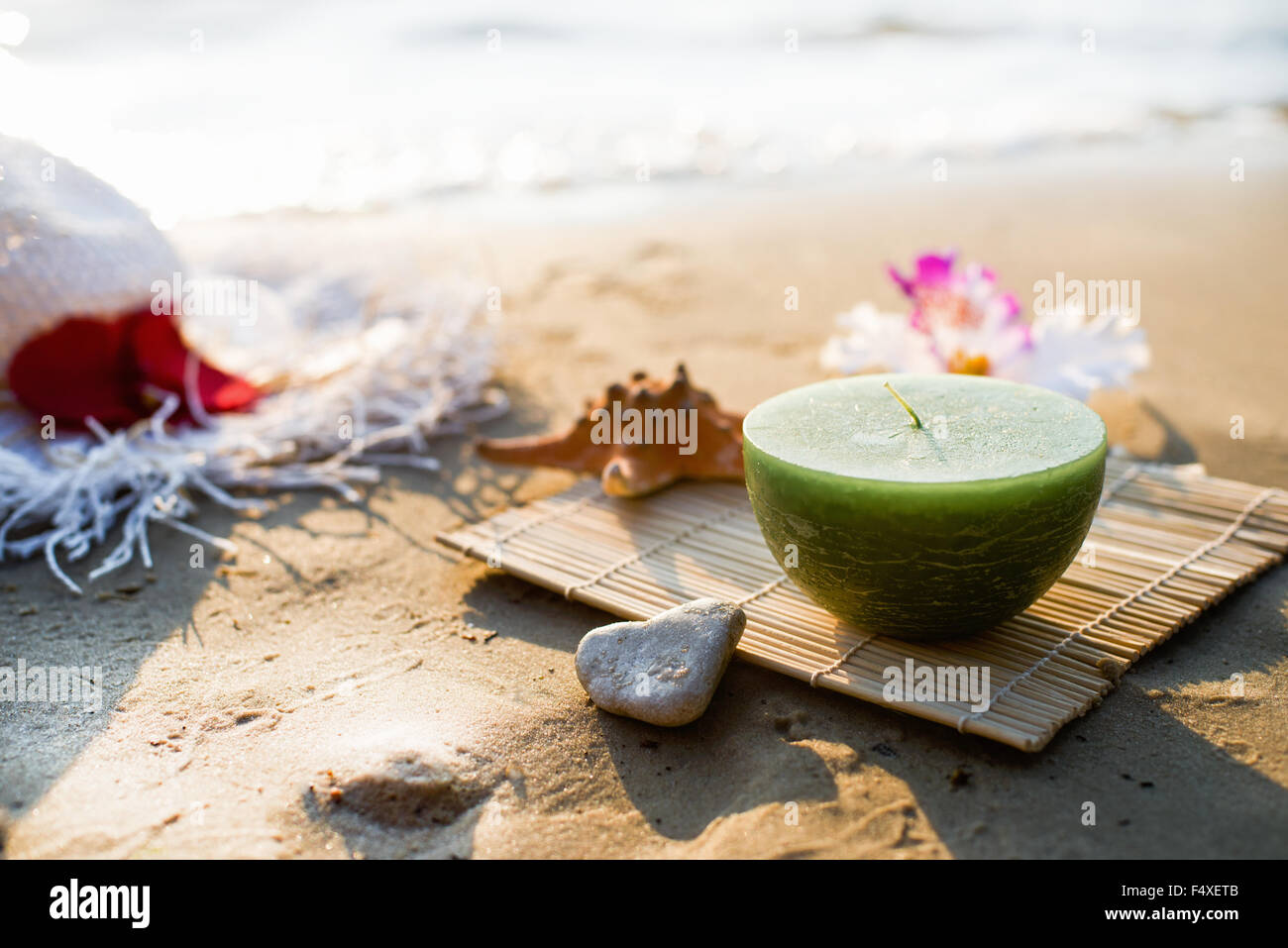 Eine Kerze am Meer, Wellness-Thema Stockfoto