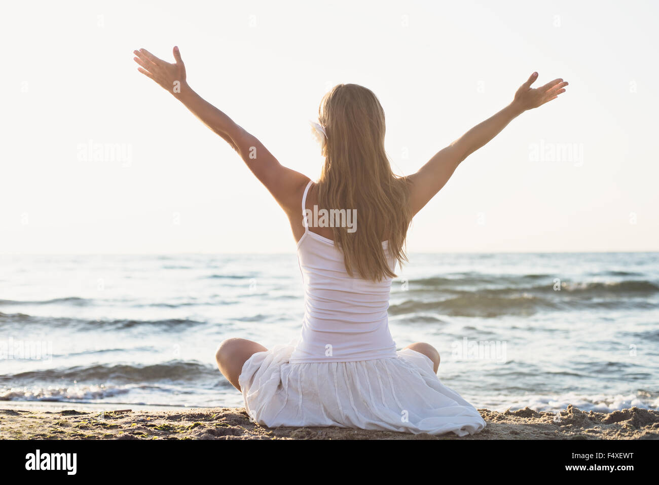 Gelassenheit und Yoga üben bei Sonnenuntergang, meditation Stockfoto