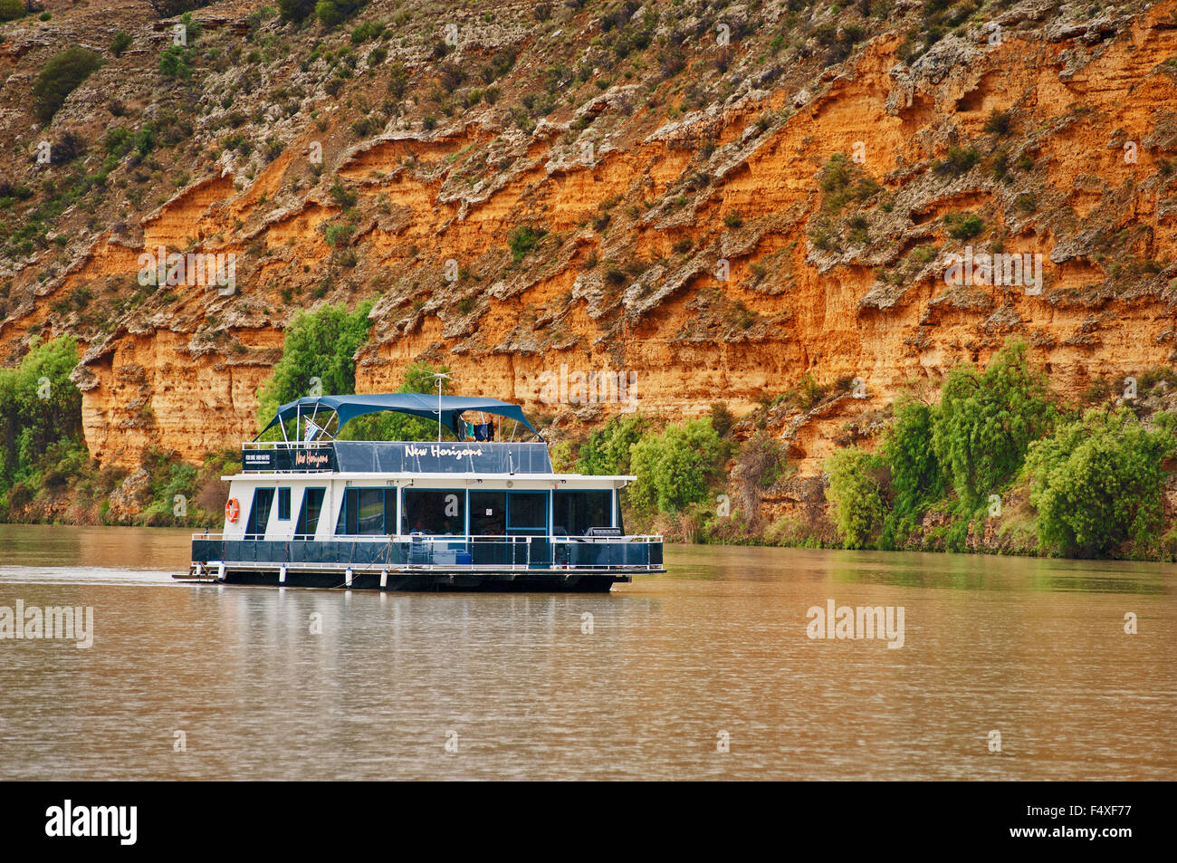 Hausboot Cruisen am Murray River vor hohen Klippen. Stockfoto