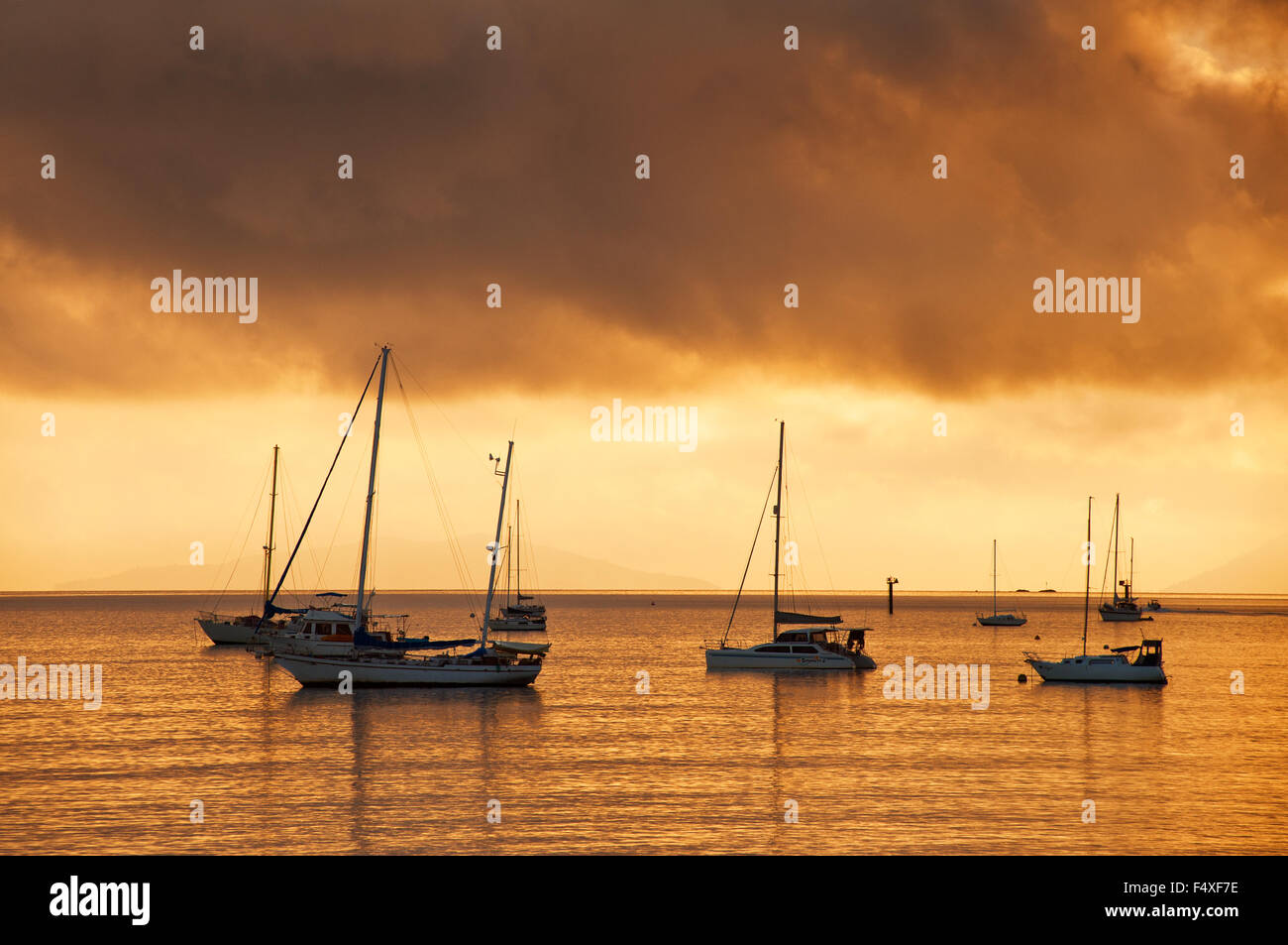 Segelboote bei Sonnenaufgang in Airlie Beach. Stockfoto