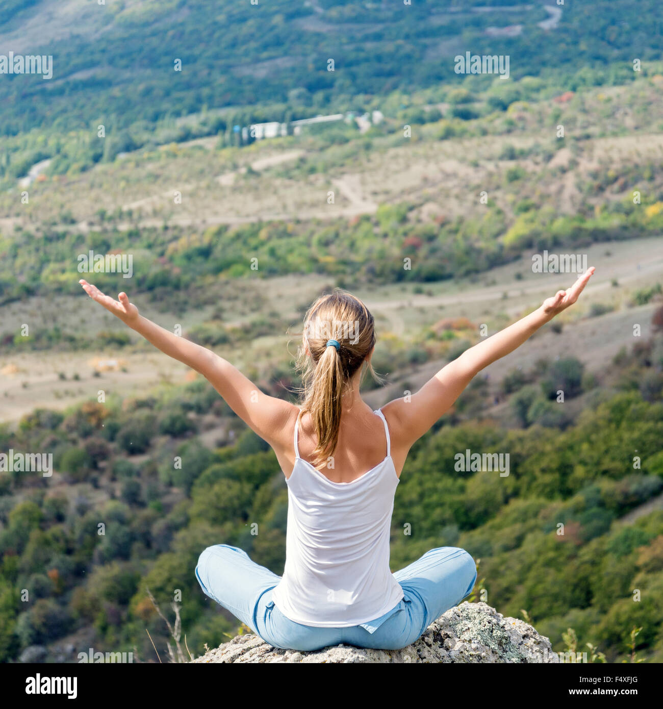 Blonde Frau beim Yoga in den Bergen Stockfoto