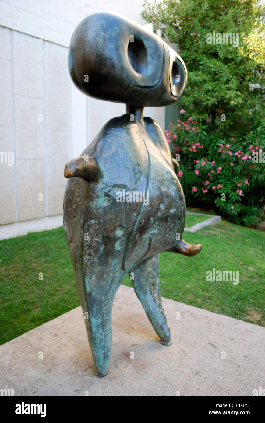 Joan Miro Statue Personnage (Persönlichkeit) an das Museum und die Stiftung Joan Miró in Barcelona. Rechten Seite. Stockfoto