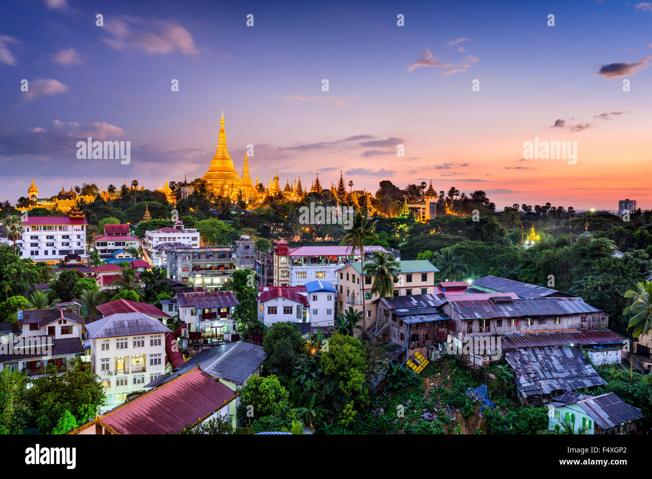 Yangon, Myanmar Skyline mit Shwedagon-Pagode. Stockfoto