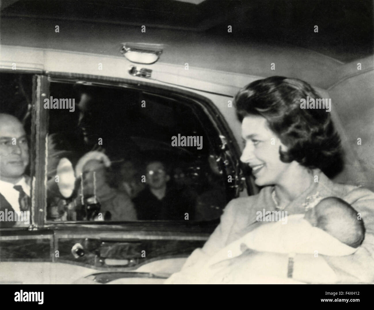 Die Prinzessin Margaret von England im Auto mit seinem Sohn David in ihren Armen, UK Stockfoto