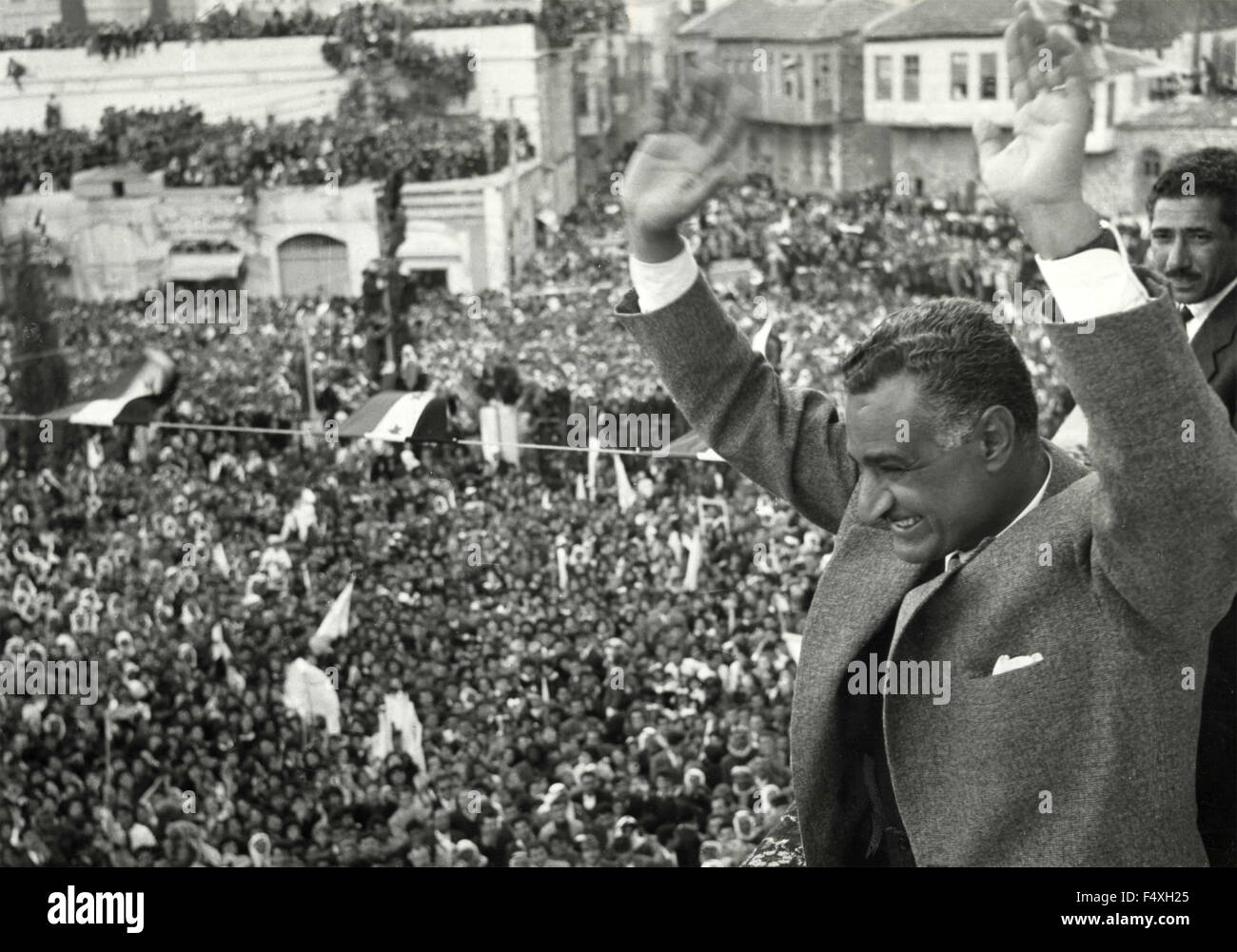 Der Präsident der UAR (Vereinigte Arabische Republik) Abdel Nasser nach der Bruch der Beziehungen zu Syrien seines Volkes, Kairo, Ägypten grüßt Stockfoto