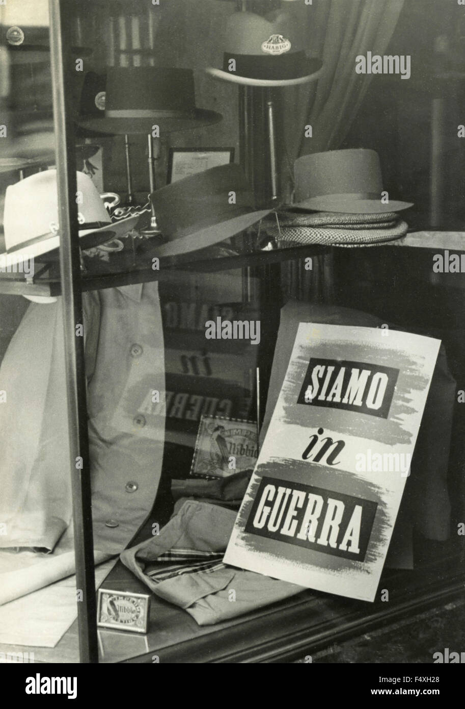 Fenster ein Bekleidungsgeschäft, die lesen, "Wir sind im Krieg", Italien Stockfoto