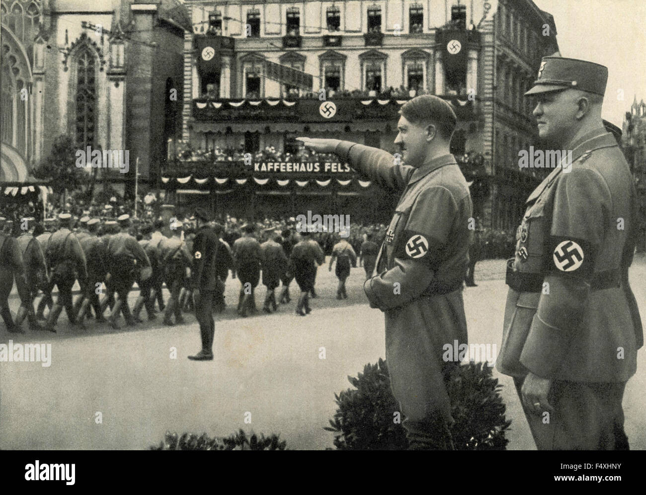 Adolf Hitler während einer Nazi-Militärparade in Leipzig, Deutschland Stockfoto