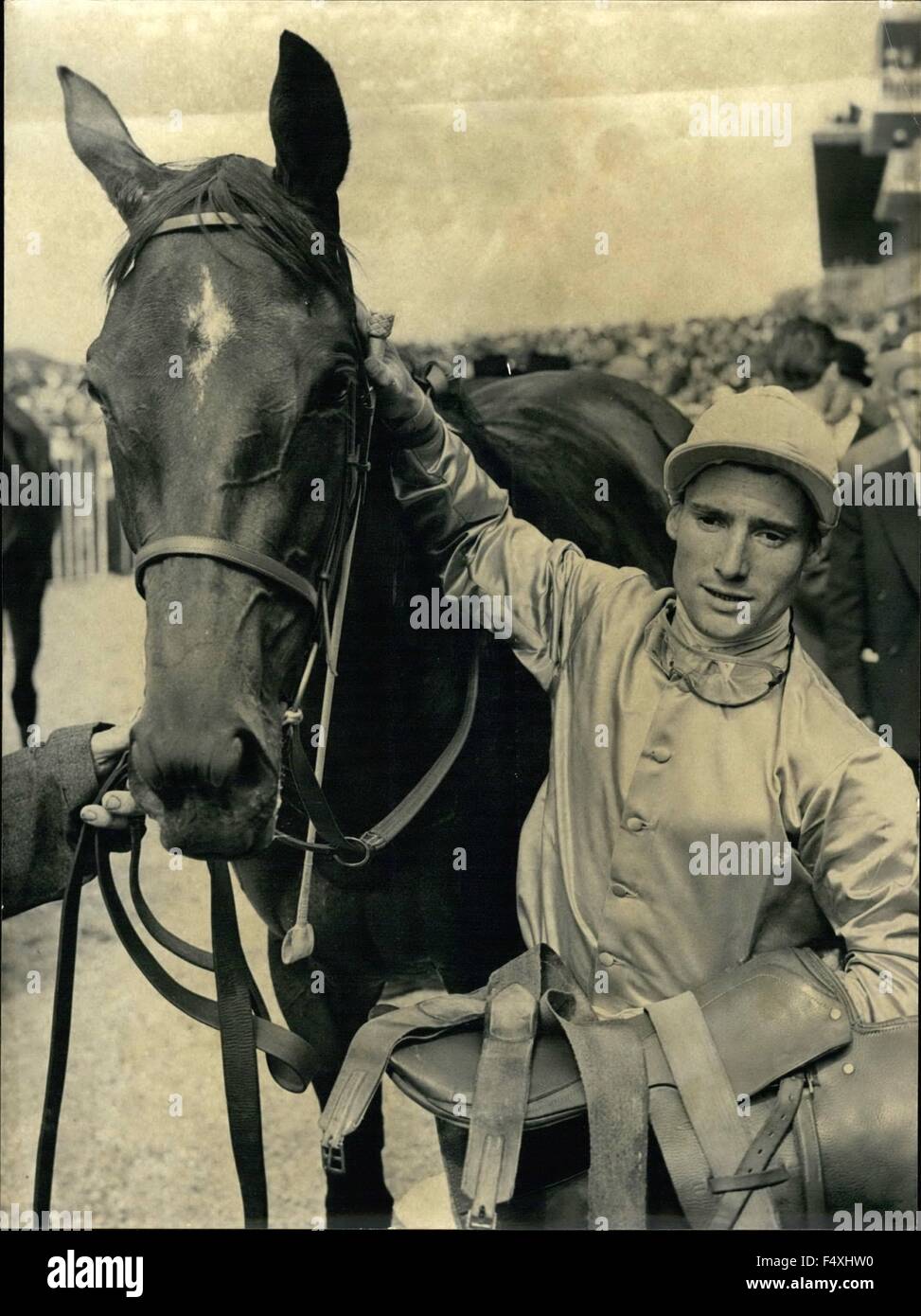 1954 - Dushka, der im Besitz von Francois Dupre und geritten von G. Thiboeuf, gewann den Prix de Diane nach einem Rennen, das heute in Chantilly Rennstrecke stattfand. Masai Frauen besuchen Tribal Gathering Arusha Tanganyika © Keystone Bilder USA/ZUMAPRESS.com/Alamy Live-Nachrichten Stockfoto