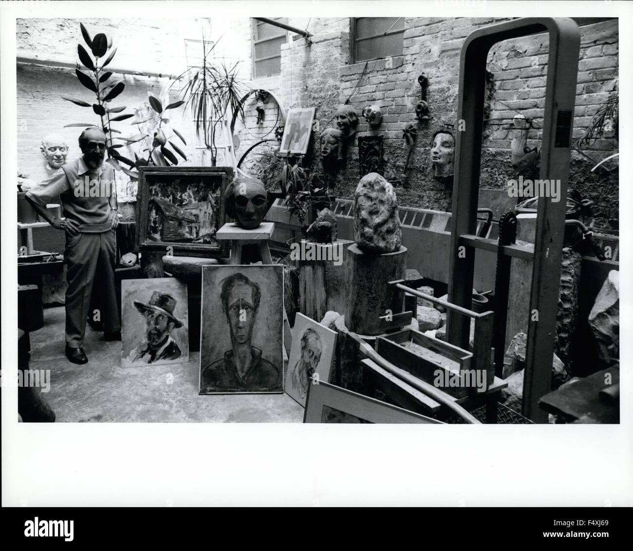 1972: José De Creeft an einem seiner Aquarelle in seinem Atelier in Chelsea, New York City. Ruhen auf dem Boden drei Selbstporträts des Bildhauers, dessen hatte Picasso (Rückwand) Blicke in das Studio. © Keystone Bilder USA/ZUMAPRESS.com/Alamy Live-Nachrichten Stockfoto