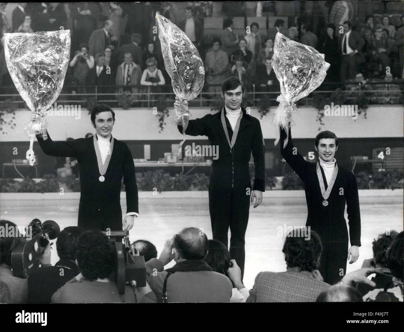 1972 - Tschechische Skater Ondrej Nepela gewann das Finale der World Figure Skating Championship Held In Lyon, Frankreich. Franzose Patrick Pera und russischen Serghei Tchetveru -. Im zweiten und dritten herauskam. OPS auf dem Podium von links nach rechts: Patrick Pera Ondrej Nepela und Serghei Tchetvrukh. © Keystone Bilder USA/ZUMAPRESS.com/Alamy Live-Nachrichten Stockfoto