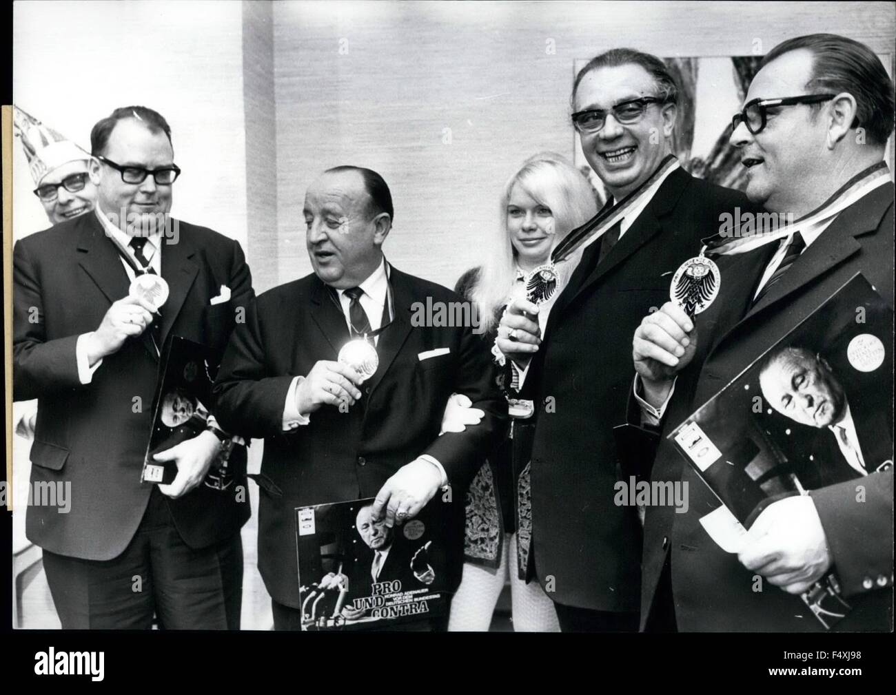 29. Januar 1970 - waren Lachen Parlamentarier in Bonn zu sehen nach dieser Reihenfolge übertragen worden war. Die Reihenfolge Lachen Parlament ausgestattet von der Bonner Karneval Prinz wurde auf vier Mitglieder des Deutschen Bundestages auch in diesem Jahr für lustige Ausdrücke genutzt haben, im Parlament verliehen. O.p.s Der Abgeordnete, ausgezeichnet mit dem Orden "Lachen ParliamentÃ in diesem Jahr (von l bis R): Bundesminister für Landwirtschaft Herr Josef Ertl (FDP), der ehemalige Minister für Landwirtschaft Herr Herman Hocherl (CSU), M.P. Herr Ernst Majonika (CDU) und Generalsekretär und M.P. Herr Jürgen Wischnewski (SPD). Keystone Pict Stockfoto