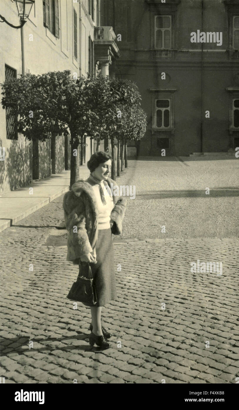 Eine Frau trägt einen Pelzmantel, kurzen und langen Rock, Italien Stockfoto
