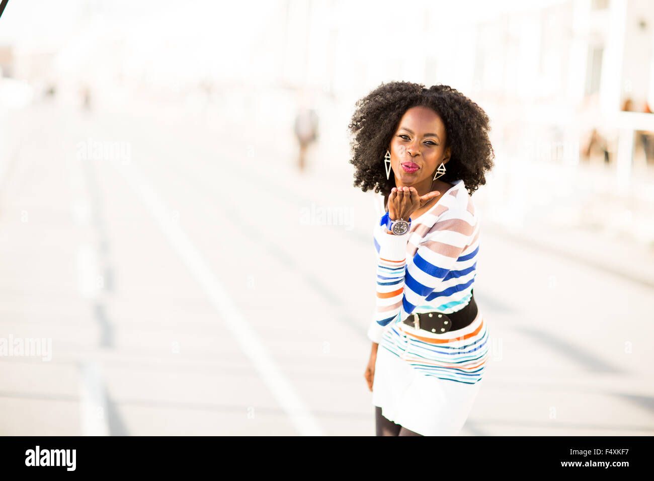 Junge schwarze Frau auf der Straße Stockfoto