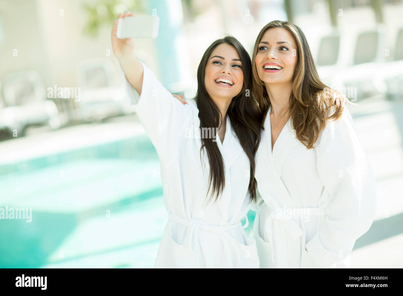 Junge Frauen, die die Selfie mit Handy im Spa-center Stockfoto