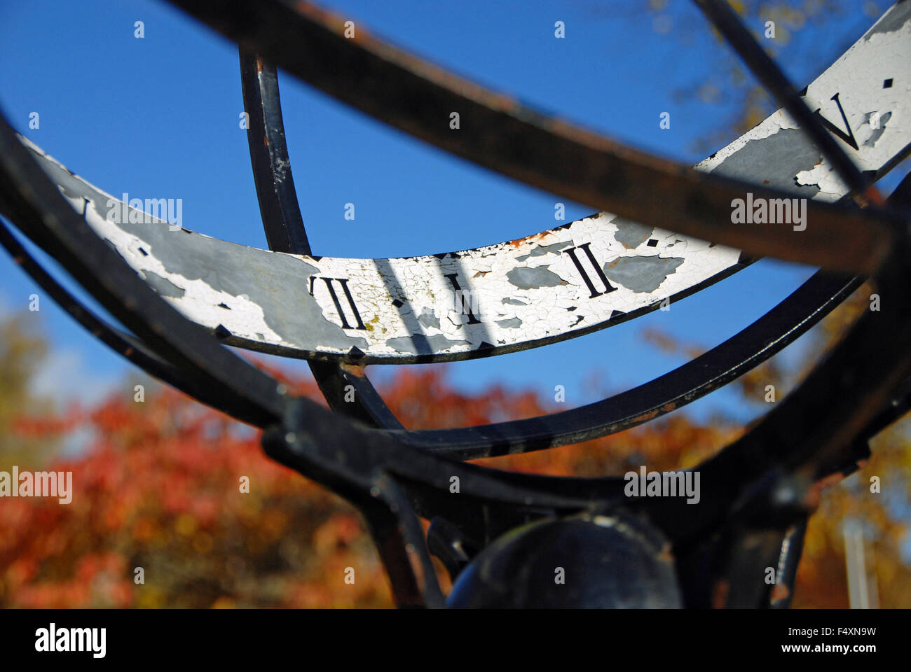 Metall römischen Sonne Zifferblatt Uhr Uhrzeit in Park Stadtgärten im Bad an einem sonnigen Herbsttag, England Stockfoto