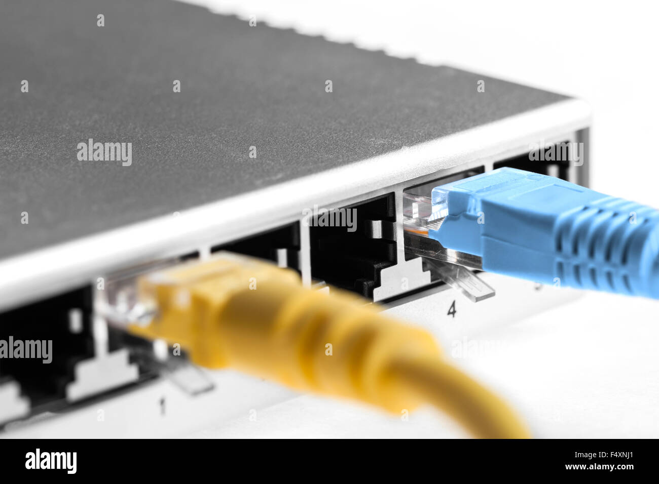 Router mit Kabel Closeup auf weißem Hintergrund Stockfoto