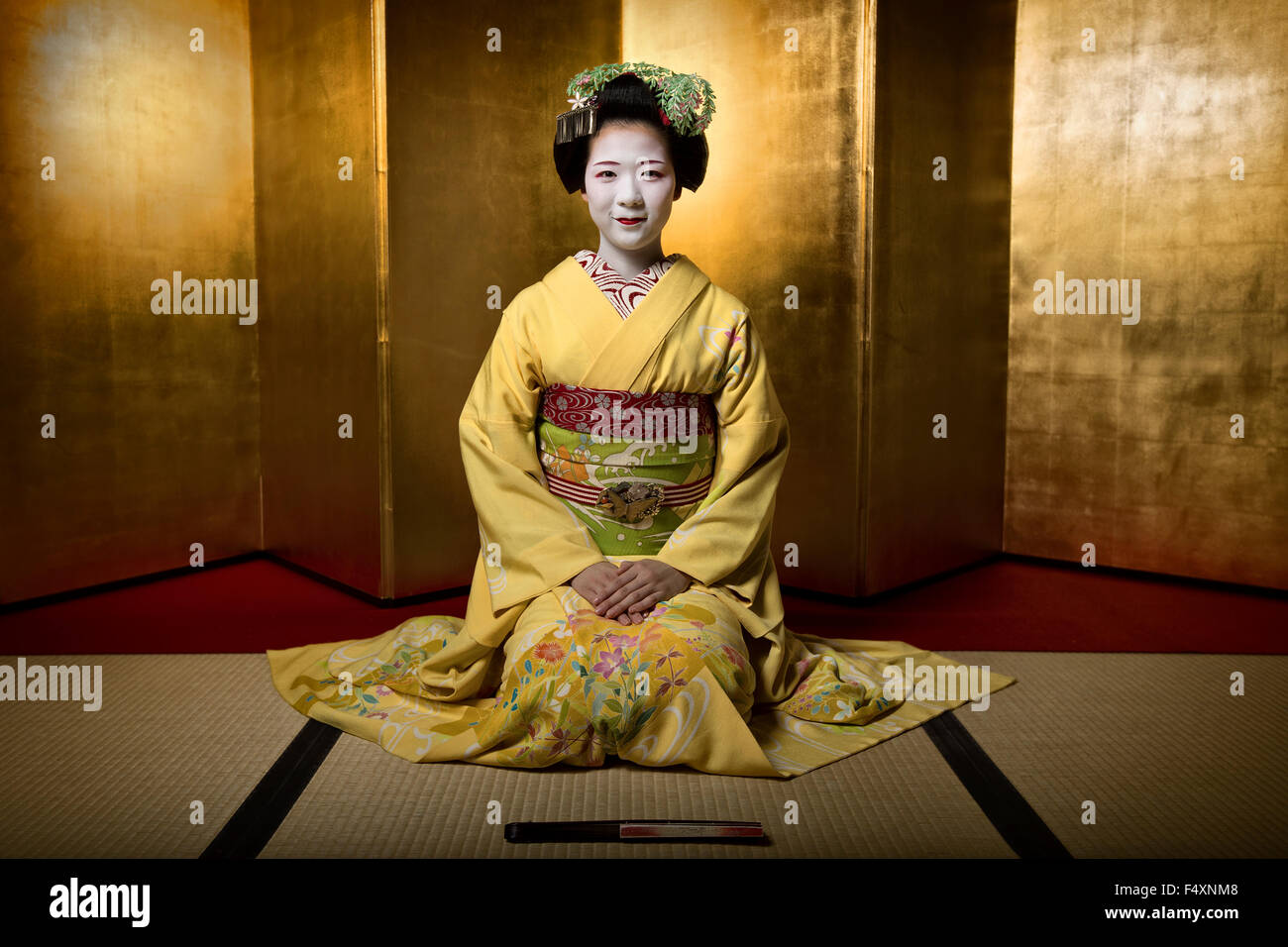 Maiko (Lehrling Geisha) zeigt einige der Fähigkeiten, die sie während ihrer Ausbildung gelernt hat. Stockfoto