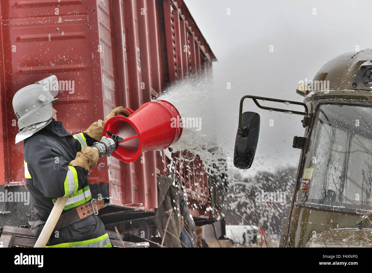 Nezhin, Ukraine - 14. Januar 2011: Feuerwehrmann bei der Arbeit während der Ausbildung Stockfoto