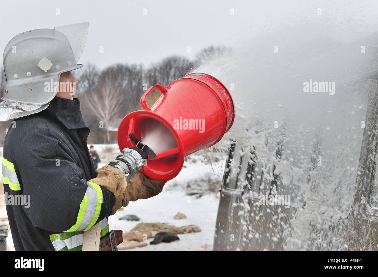 Nezhin, Ukraine - 14. Januar 2011: Feuerwehrmann bei der Arbeit während der Ausbildung zur Brandbekämpfung Stockfoto