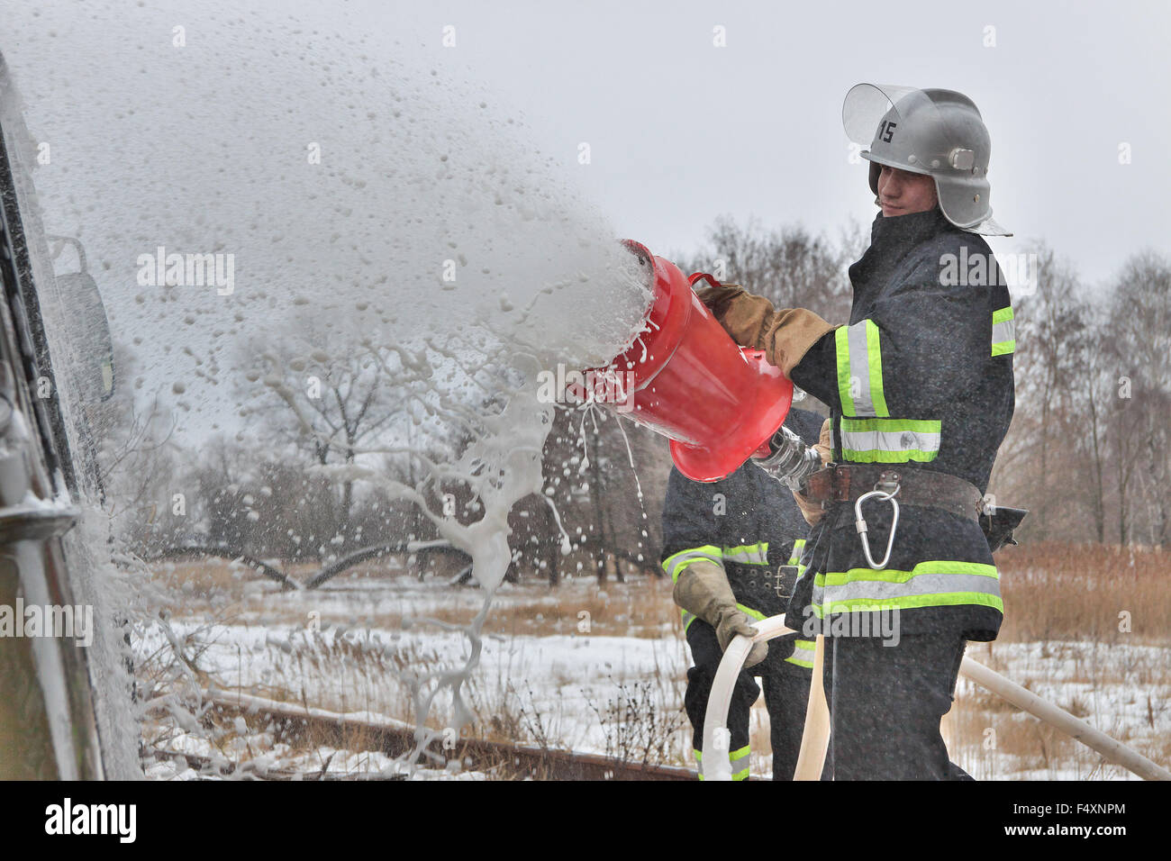 Nezhin, Ukraine - 14. Januar 2011: Feuerwehr bei der Arbeit während der Ausbildung zur Brandbekämpfung Stockfoto