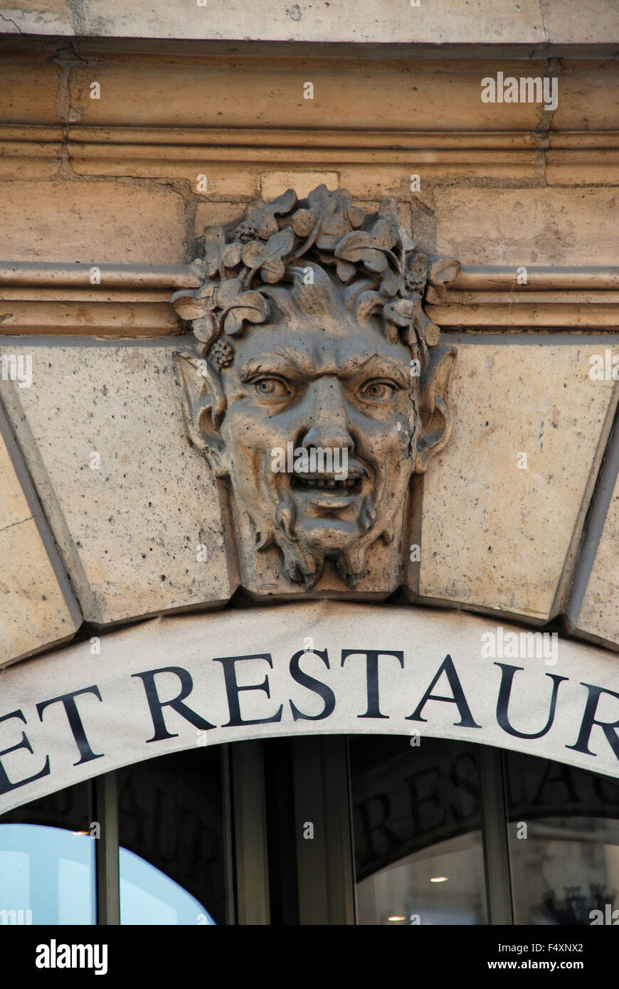 Gesicht eines Fauns oberhalb des Fensters von Paris Restaurant in Paris, Frankreich Stockfoto