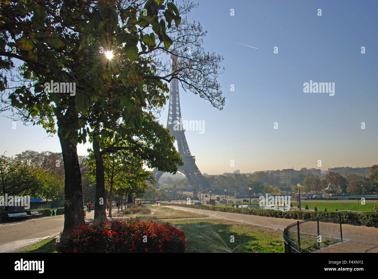 Eiffel-Turm an einem sonnigen Tag im Morgennebel, Paris Frankreich Stockfoto
