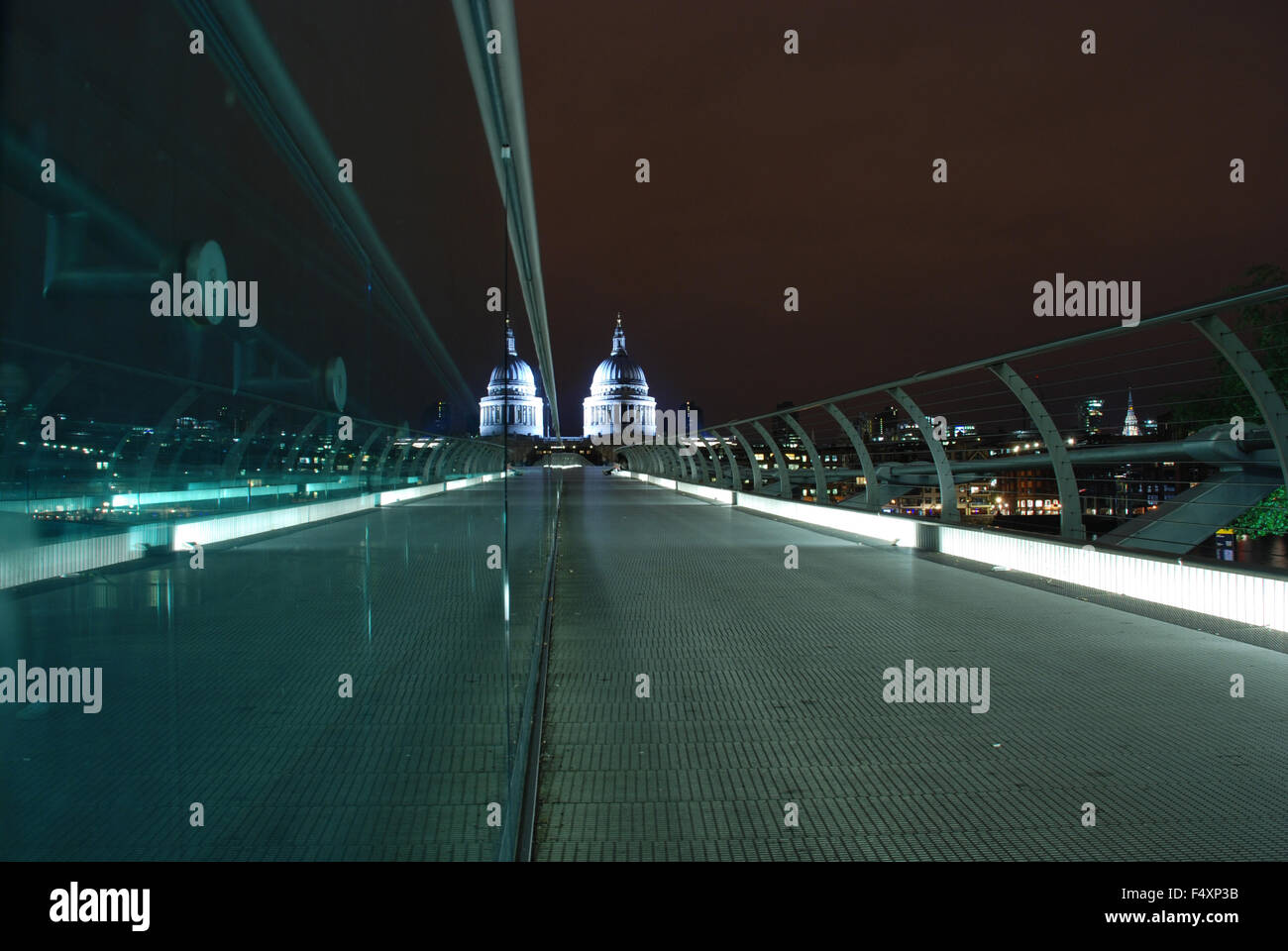 Millennium Bridge bei Nacht mit Glas Reflexionen Symmetrie mit Blick auf St. Pauls Cathedral in London, England Stockfoto