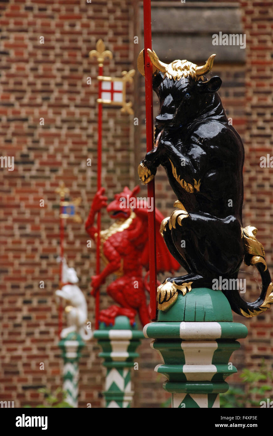 Heraldische Statue des Black Bull von Clarence und Red Dragon in Hampton Court - London, England Stockfoto