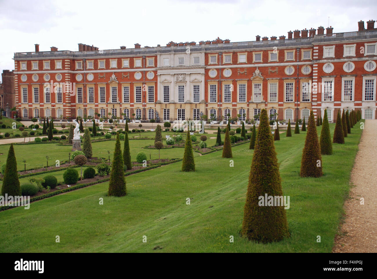 Fein geschnittenen Spitzen stacheligen Formschnitt-Hecke in Hampton Court Palace Gardens, London England getrimmt Stockfoto