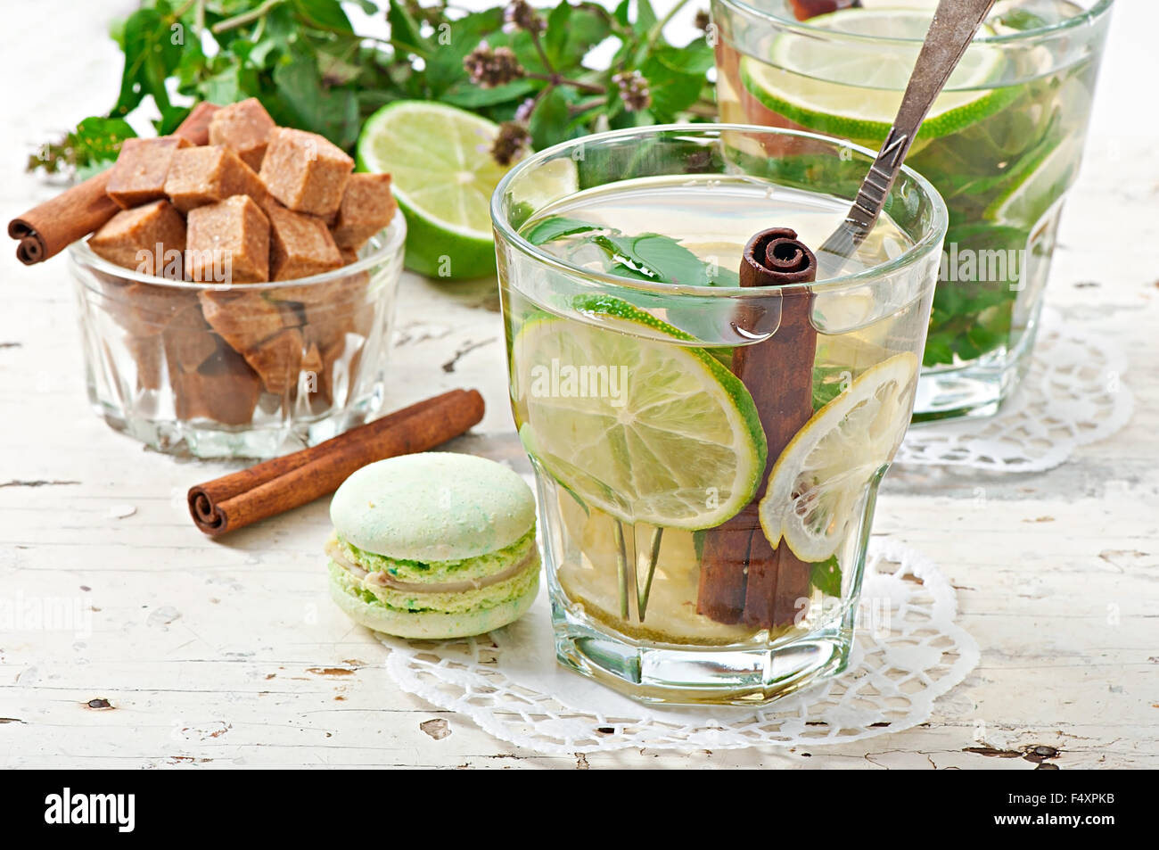 Marokkanischer Tee mit Minze, Limette und Zimt Stockfoto