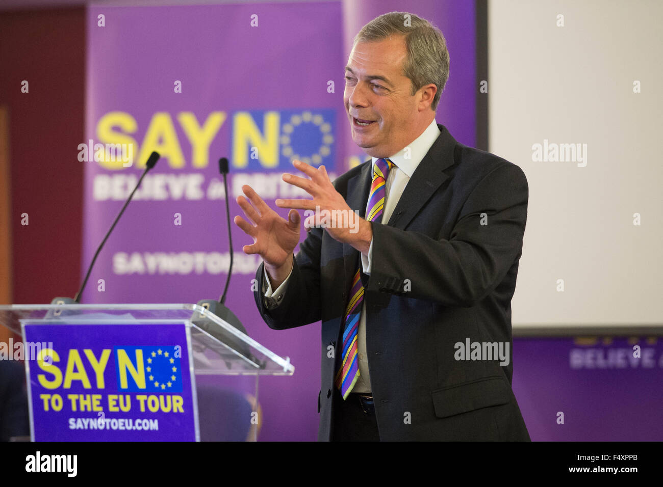 UK Independence Party (UKIP) Führer Nigel Farage in Swansea während der "Say No to EU-Tour." Stockfoto