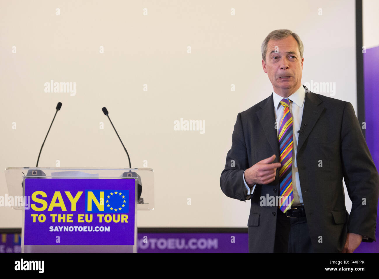 UK Independence Party (UKIP) Führer Nigel Farage in Swansea während der "Say No to EU-Tour." Stockfoto