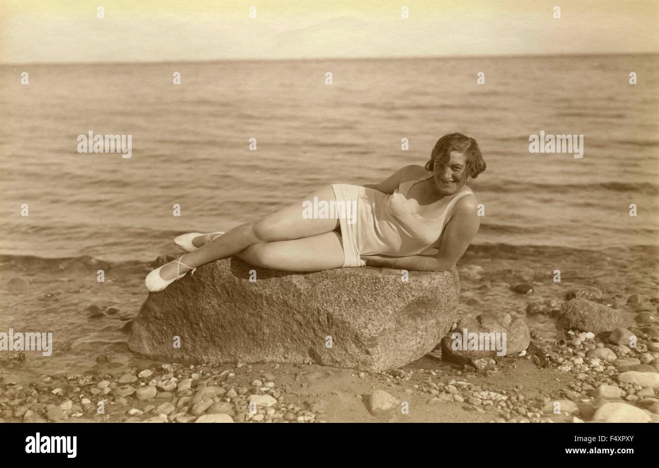 Eine Frau im Kostüm weißen Meer liegen an der Küste, Dänemark Stockfoto