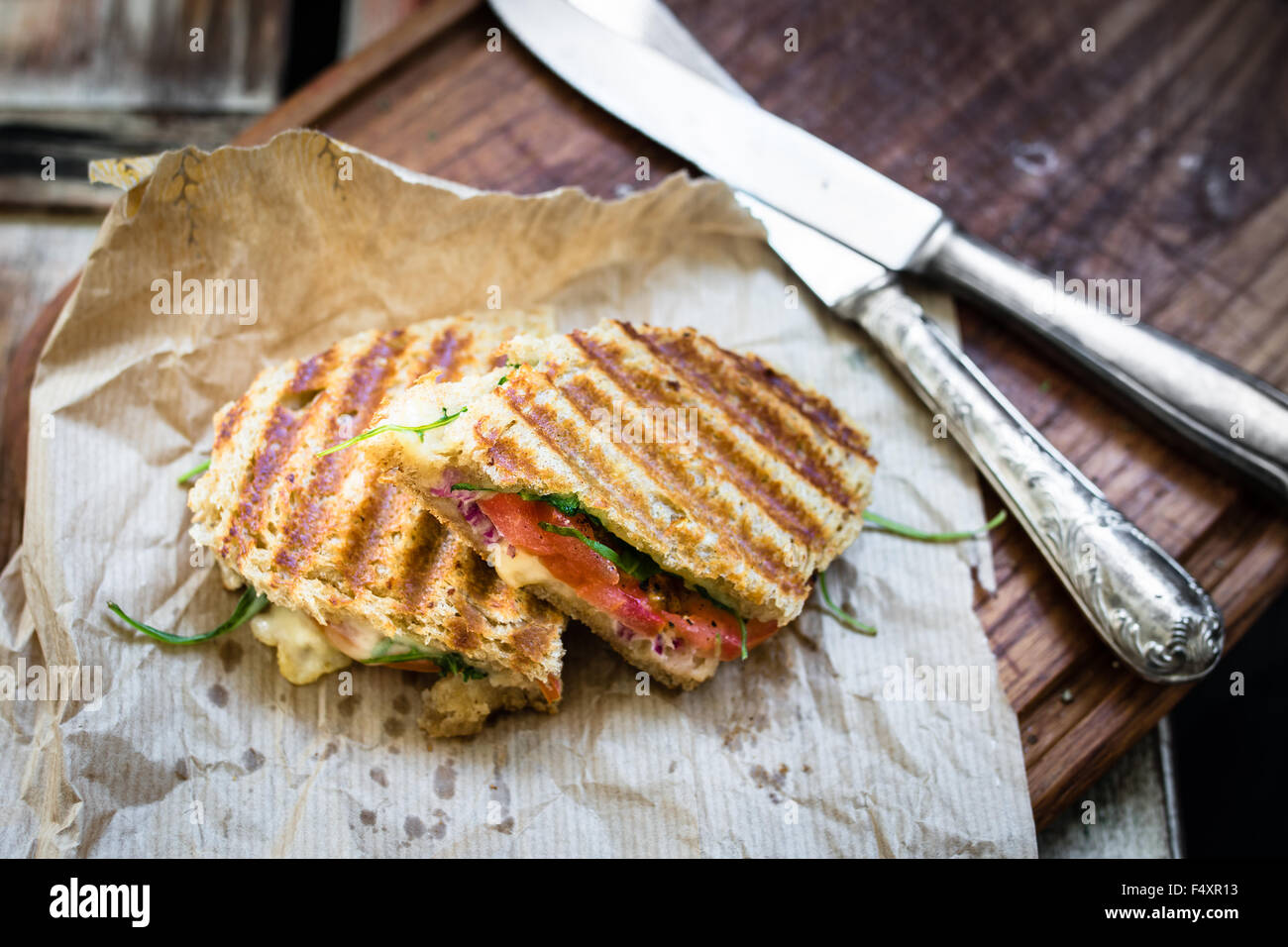 Rustikale vegetarische Brötchen mit Käse, Tomaten und Basilikum Stockfoto