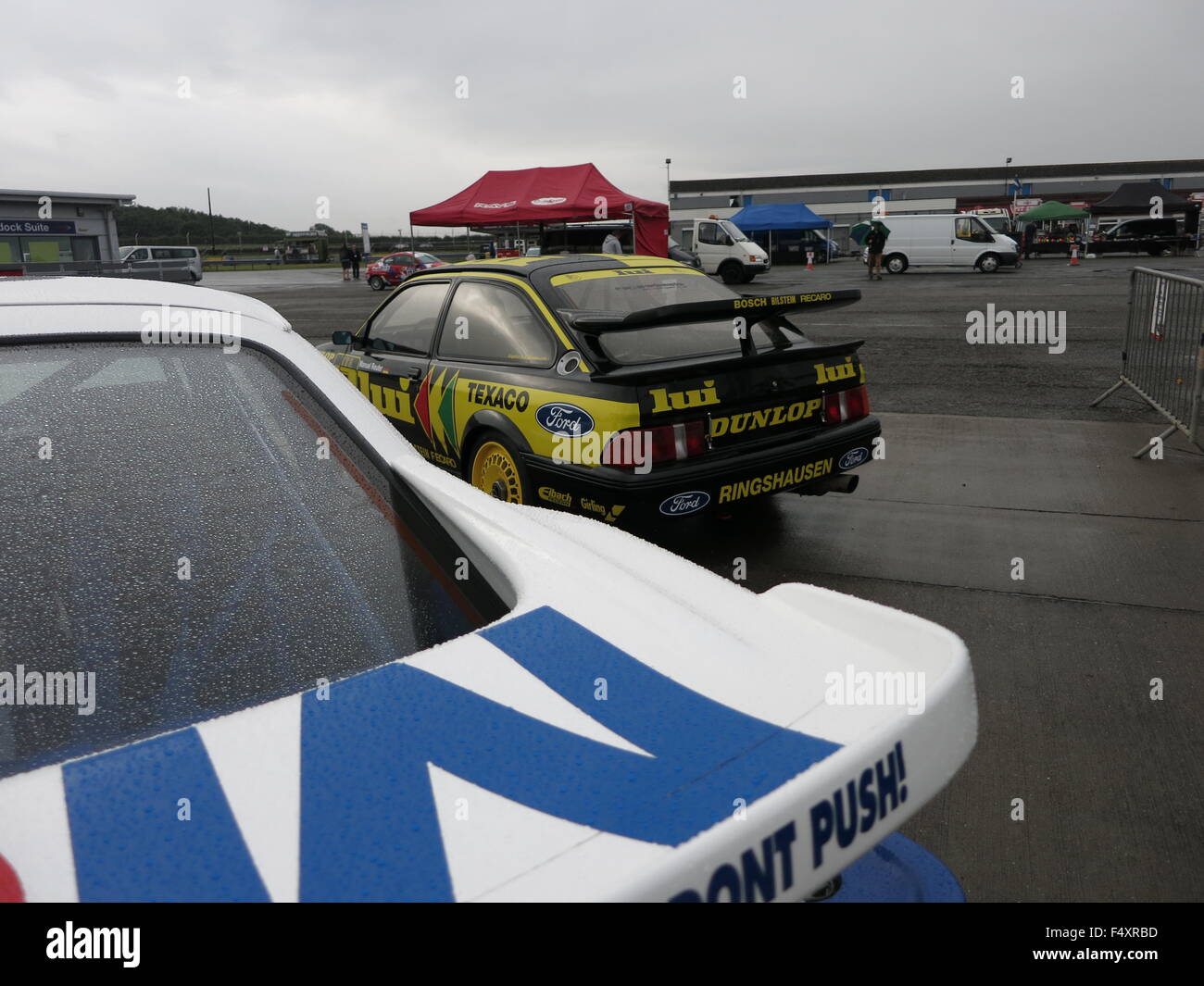 Ford Sierra Cosworth RS 500 RS 500 Deutschen Tourenwagen in LUI livery lief in der DTM 1980 s - Deutsche Tourenwagen Meisterschaft wie von Manuel Reuter in der DTM Rennen gefahren - hinten über die Flügel eines anderen Autos Mk1 1. Generation Stockfoto