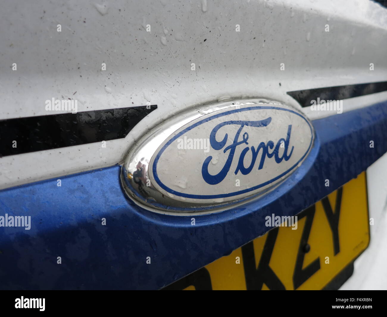 Ford Abzeichen Aufkleber Emblem von Factory - mit weißem Hintergrund mit  blauer Schrift Stockfotografie - Alamy