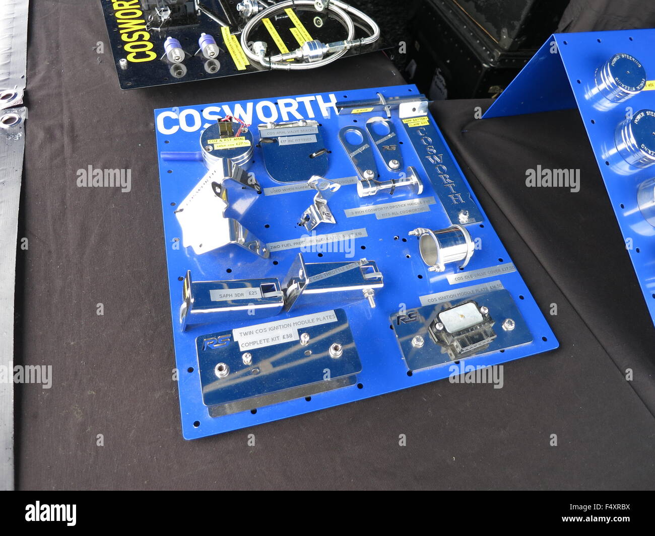 Ford RS Cosworth verchromt poliert Engine bay Details Zubehör einschließlich der Halterungen und Kappen an einem Auto jumble Stockfoto