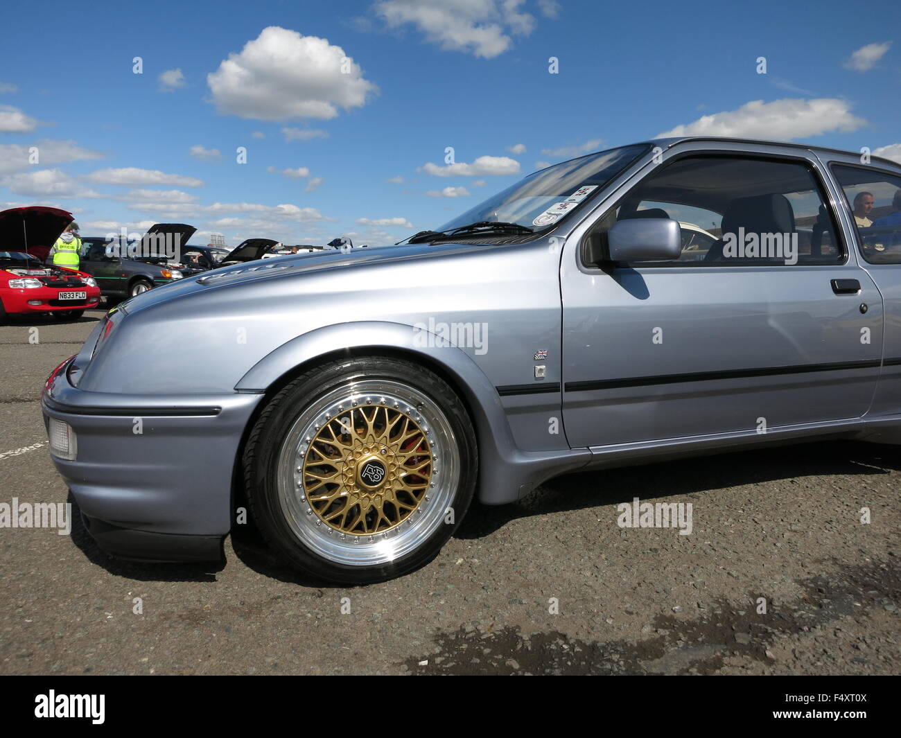 Ford Sierra RS Cosworth in Mondstein blau wie bei Rsoc rs Owners Club Veranstaltung in Donnington Park Mk1 1. Generation gezeigt Stockfoto