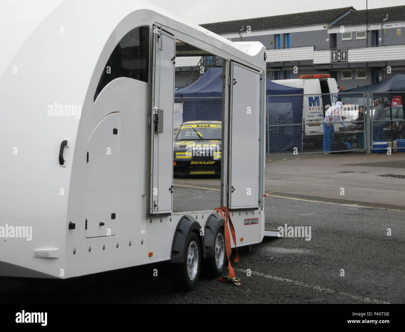 Ford Sierra Cosworth RS 500 LUI Farbschema durch offene Autotransporter Türen Stockfoto