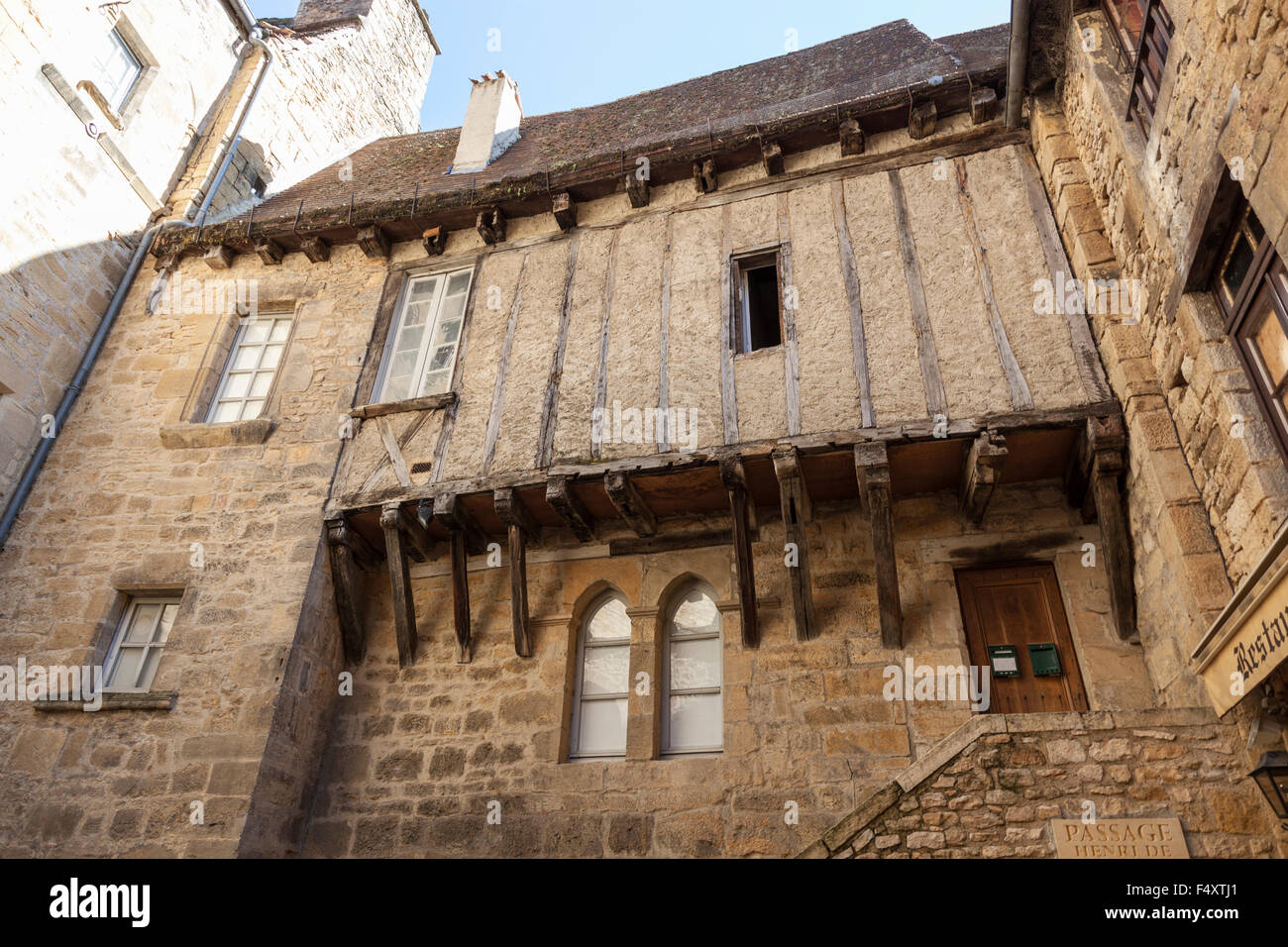 Ein Fachwerkhaus in der alten Sarlat la Caneda (Dordogne - Frankreich). Maison À Colombages Dans le Vieux Sarlat la Caneda. Stockfoto