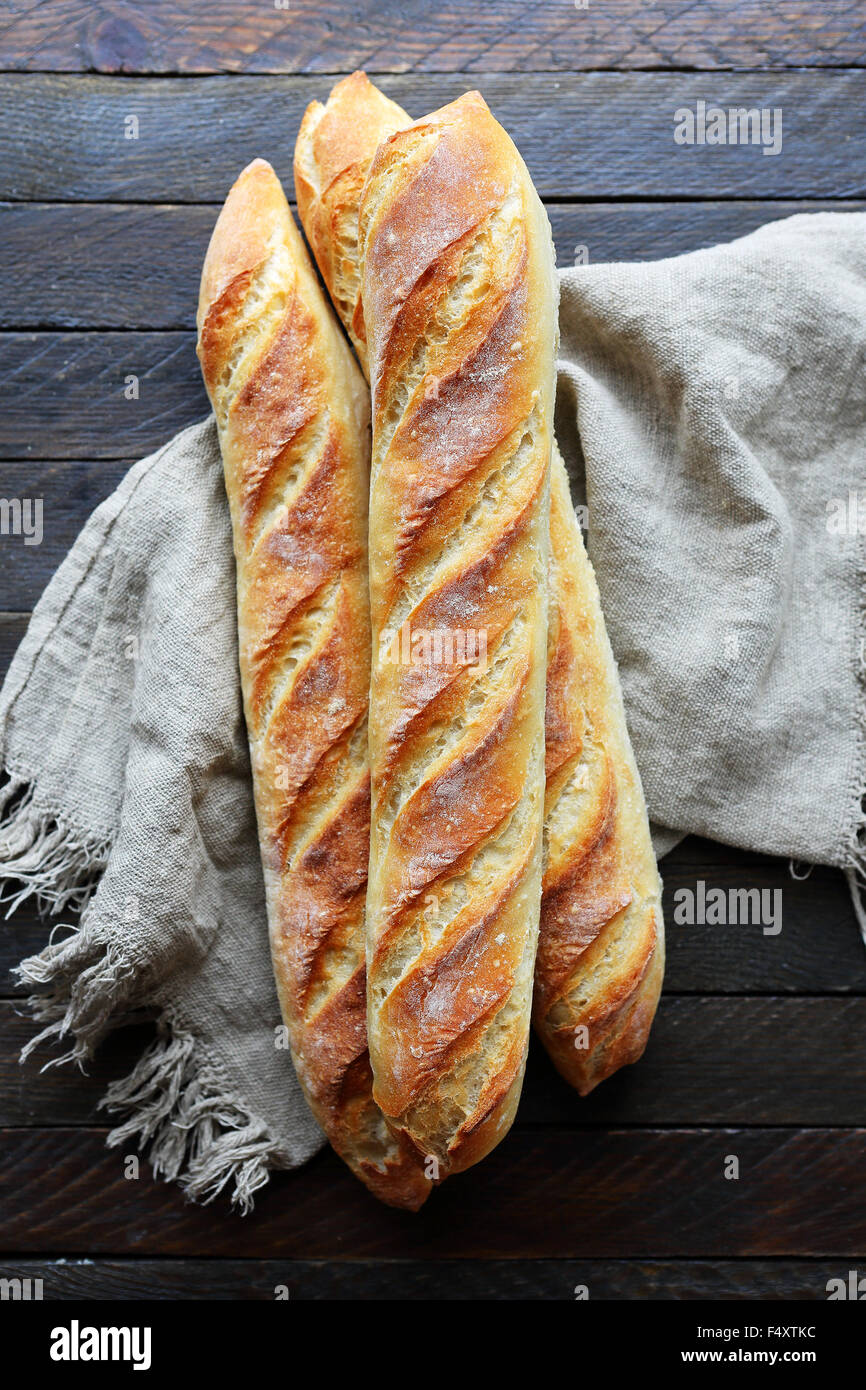 frische französische Baguette auf Serviette, oben Stockfoto