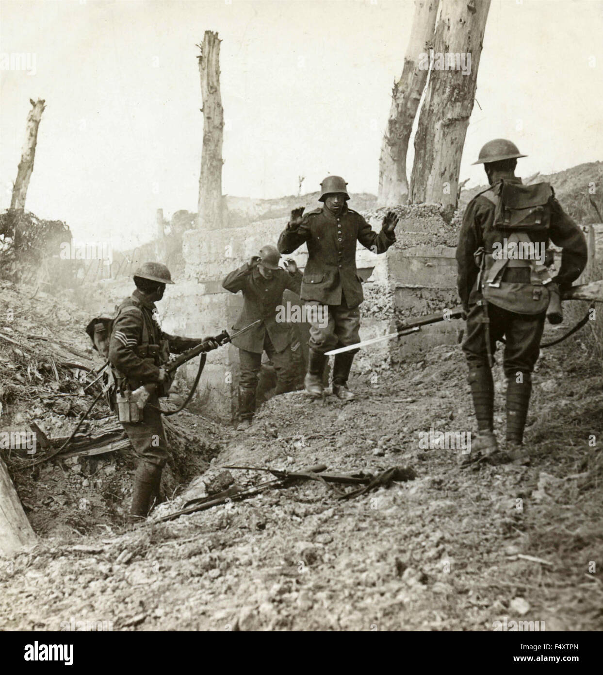 Deutsche Soldaten Kapitulation vor britischen Truppen in Pilkam Stockfoto