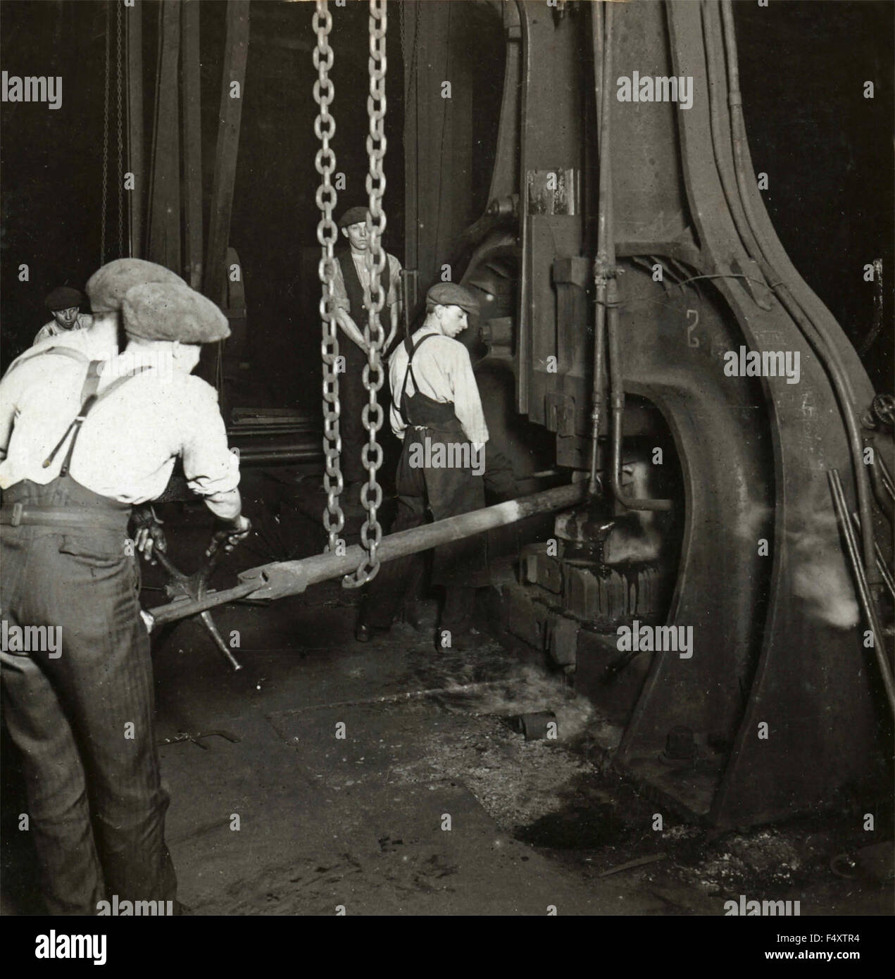Männer arbeiten im Stahlwerk in Sheffield, Großbritannien Stockfoto