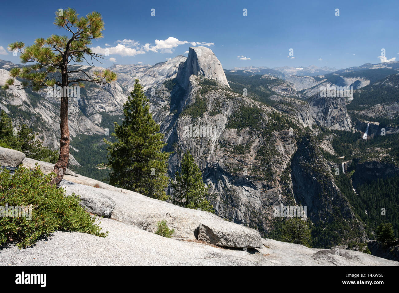Blick vom Glacier Point auf Half Dome, Vernal Fall und Nevada hinten rechts, Yosemite-Nationalpark, Kalifornien, USA Stockfoto