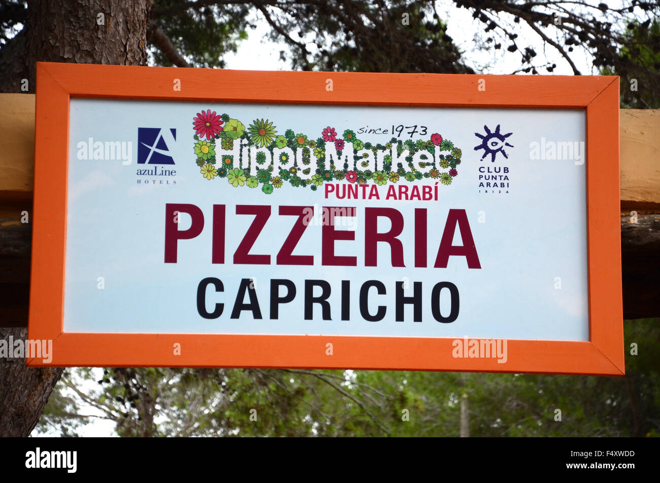 Schild am Hippiemarkt Punta Arabi Stockfoto
