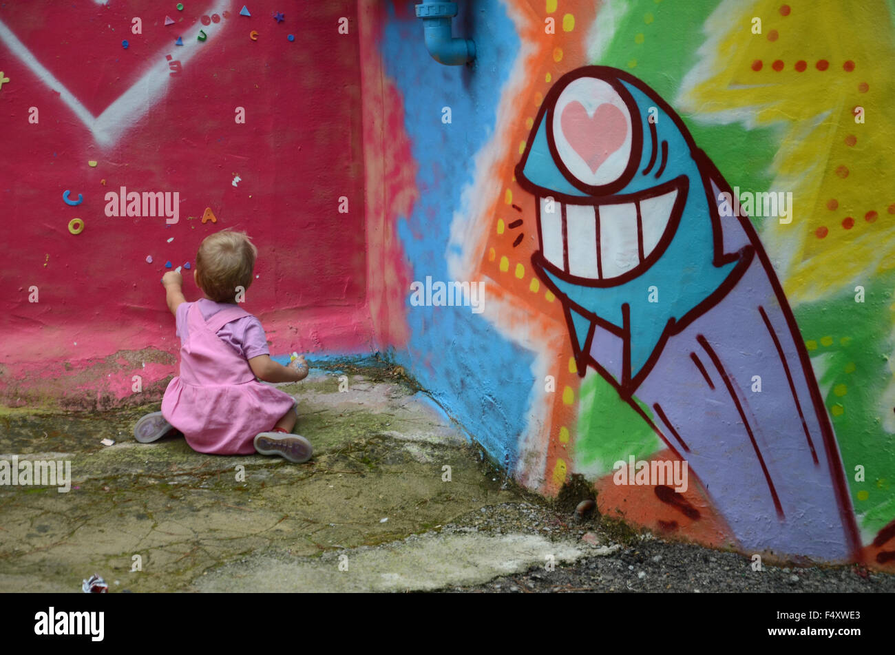 Kleinkind mit Graffiti-Herz Stockfoto